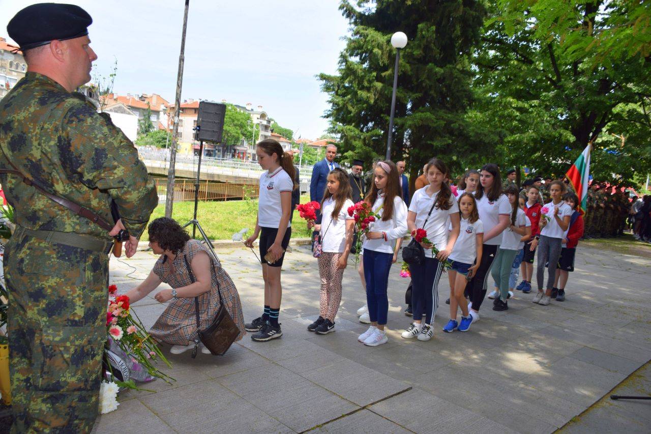 Ученици пред паметника на Христо Ботев в Асеновград